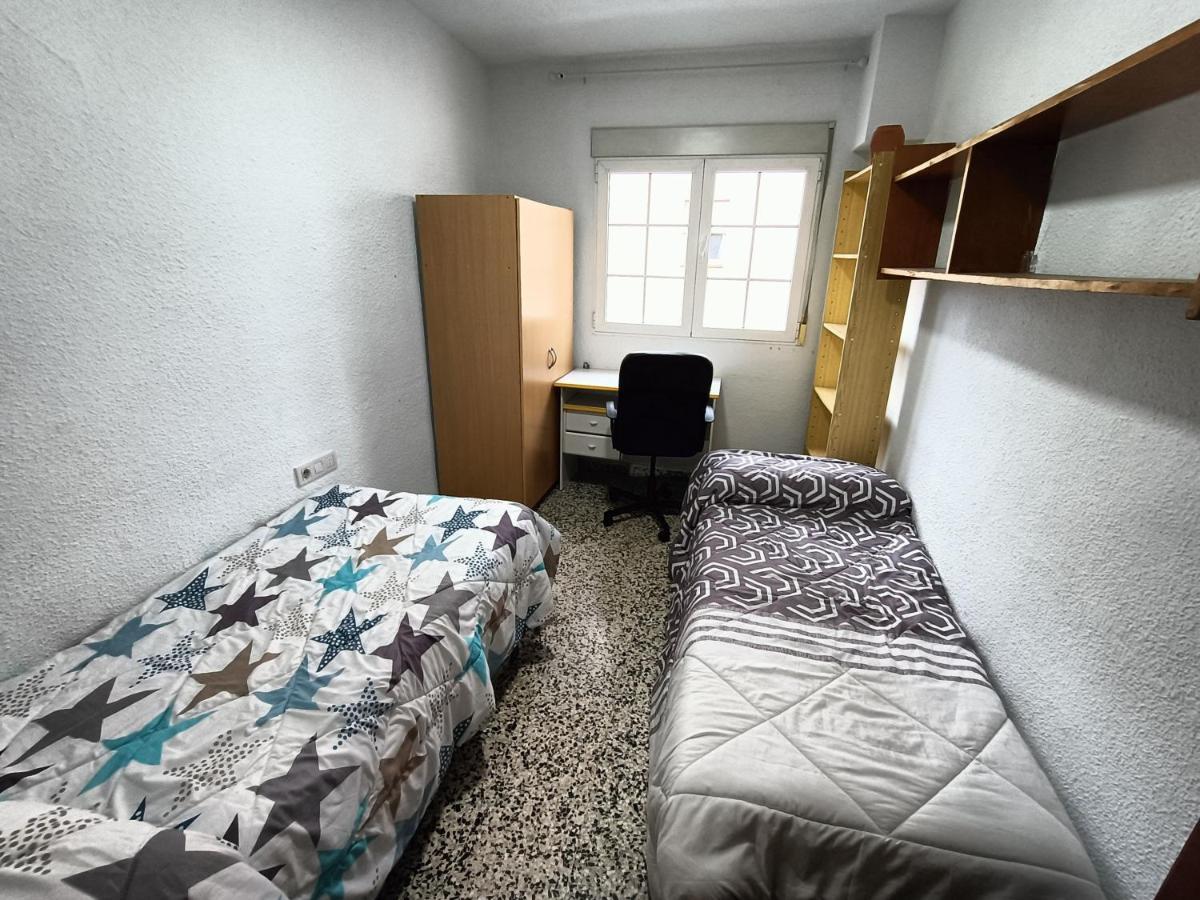 Apartamento 3 Dormitorios Frente A Hospital De Traumatologia Granada Bagian luar foto
